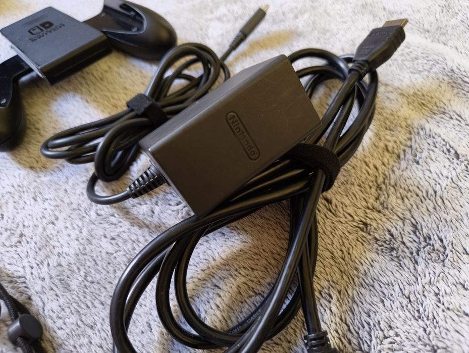 Nintendo Switch V2 (HAC-001-01) + Mario Kart 8, Animal Crossing, Luigi's Mansion 3