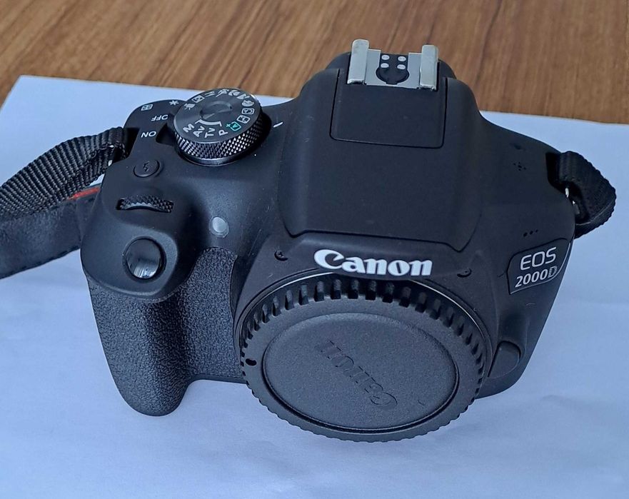 Aparat foto DSLR Canon EOS 2000D