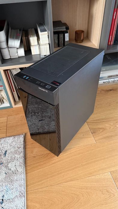 Carcasa GIGABYTE C200