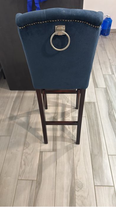 Vand 4 scaune de bar din lemn masiv