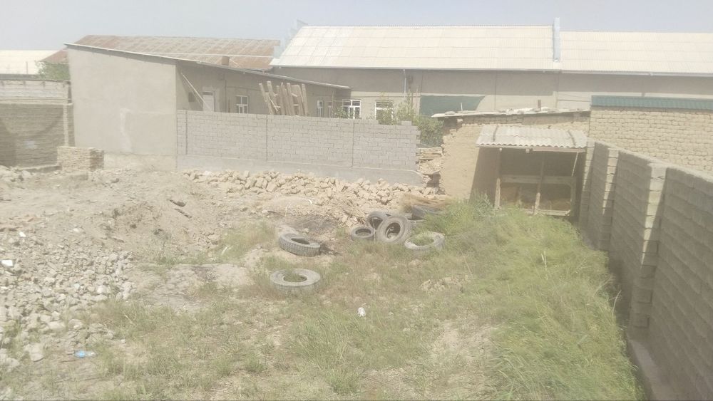 Uy sotiladi 6 sotix yangi bogʻda joylashgan  2.20 fundament quyilgan