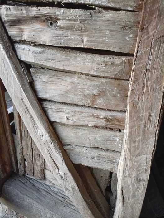 Vând lemn vechi de salcâm pentru proiecte rustice