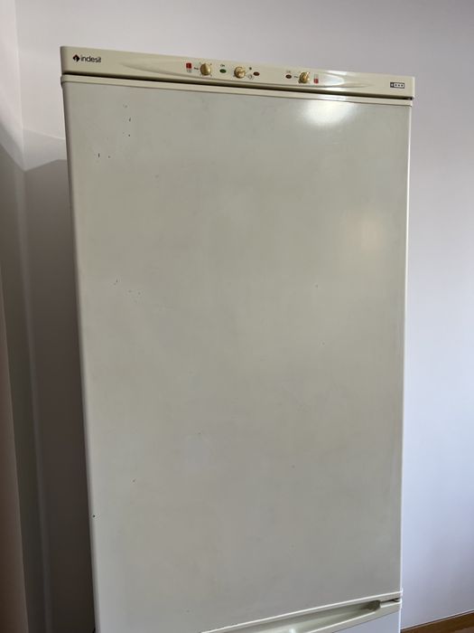 Холодильник Indesit