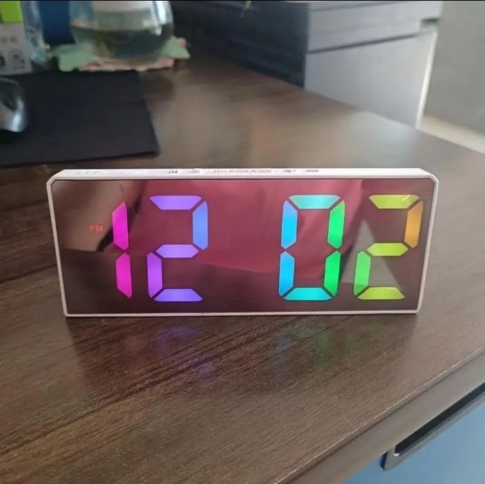 Модерен LED цифров будил ник-часовник, температура

календар

| Регул