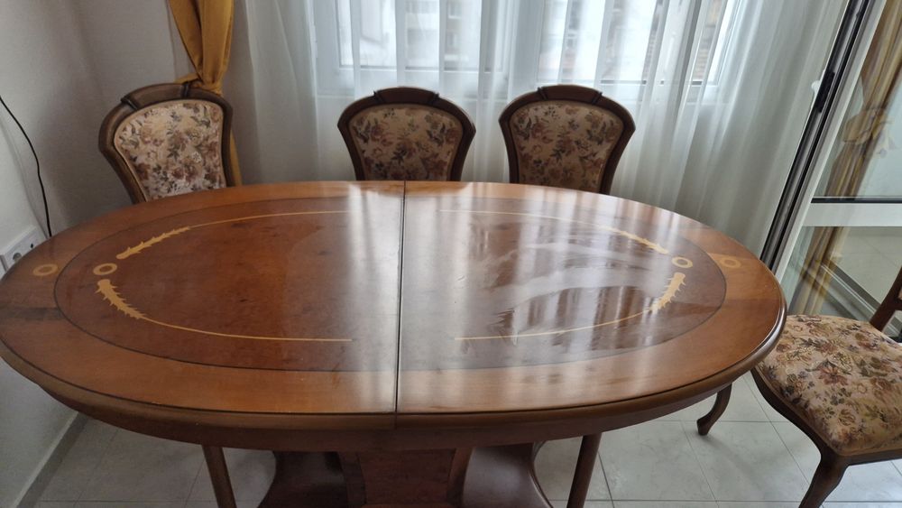 Масивна маса със столове