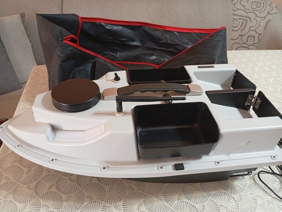 Лодка за захранка D19