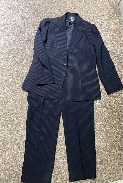 Костюм  женский брючный  размер 56( киргизия)