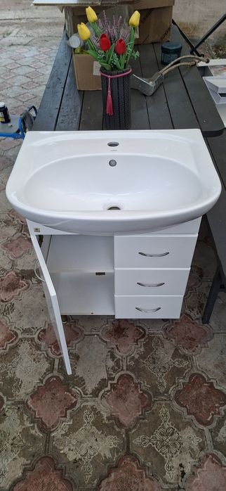 Продам раковину с тумбочкой.