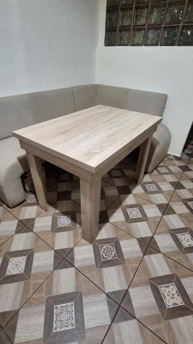 Vând masa si coltar bucătărie culoarea crem 2 x 1.4 m