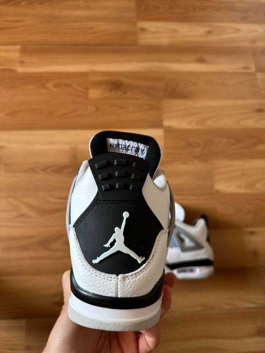 Sneakers Jordan4 cu eticheta (nu Nike, Gucci, Adidas, Balenciaga)