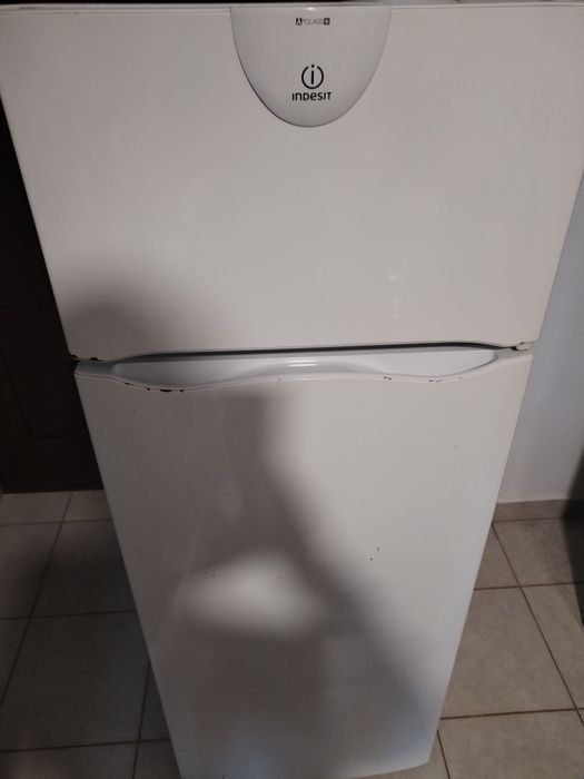 Vând Frigider INDESIT funcționează perfect