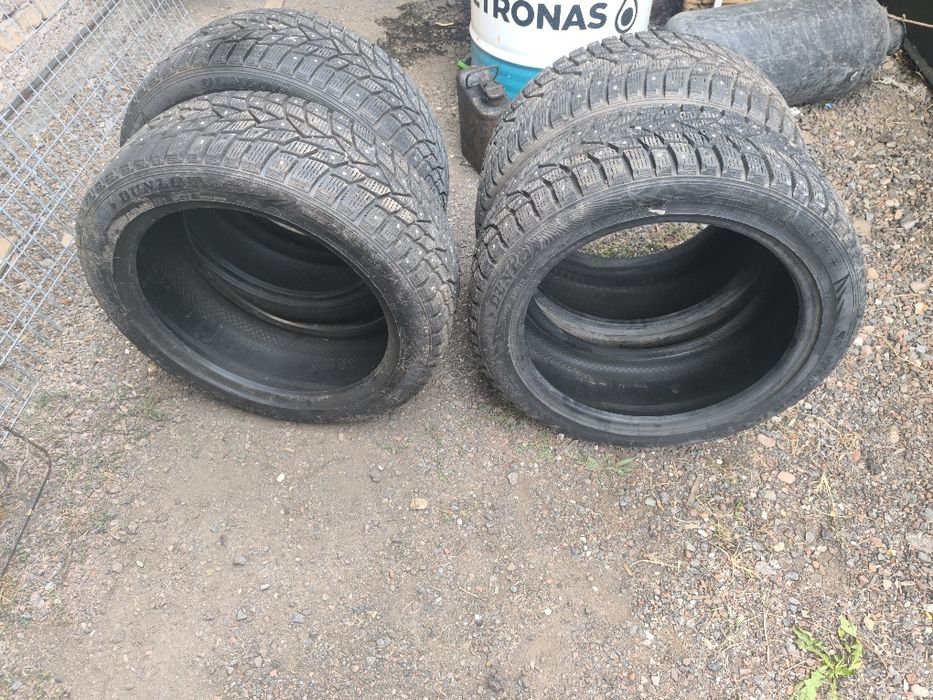 Продам комплект разношироких шипов Dunlop (245/45 R19 и 275/40 R19) с