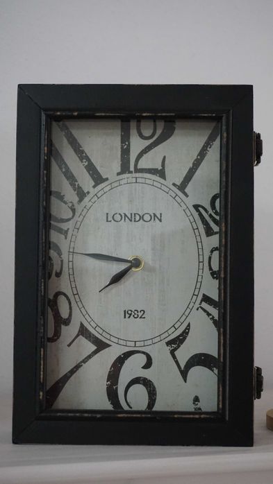 ceas de perete cu seif ascuns