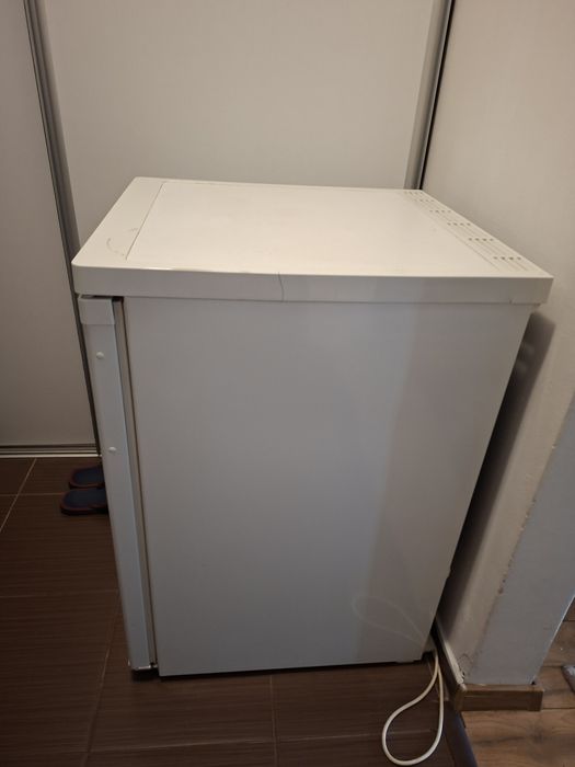 Frigider mic, perfect pentru studenți. Este foarte bine întreținut. L-am folosit timp de 3 ani și funcționează ca nou
