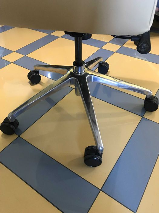 Дизайнерски конферентен стол-Bernhardt Design duet task chair