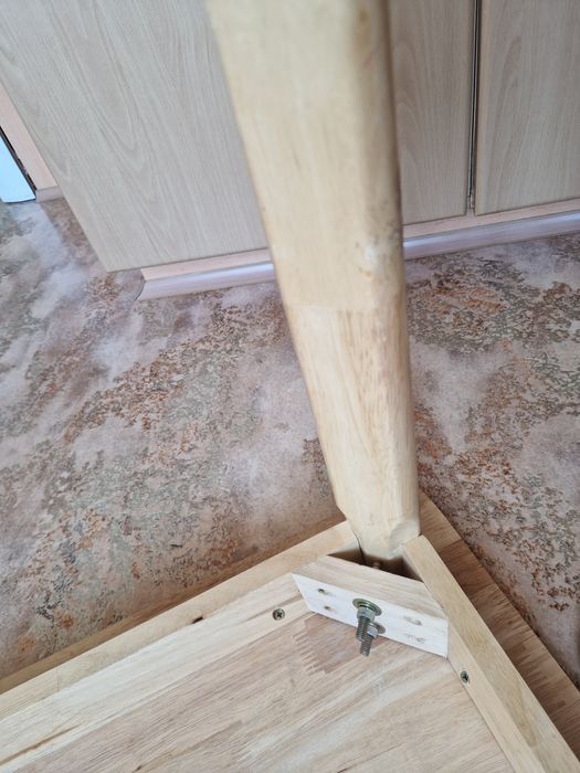 Продам стол обеденный