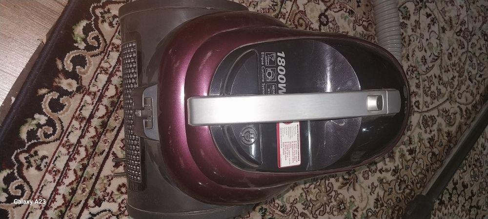 Пылесос LG в рабочем состоянии