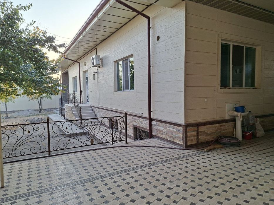 Uchastka, uy sotiladi. Maydoni 12 sotix. Manzil Yangihayot, Chortoq