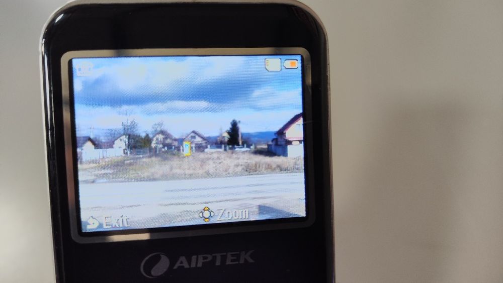 Camera foto/video cu videoproiector incorporat