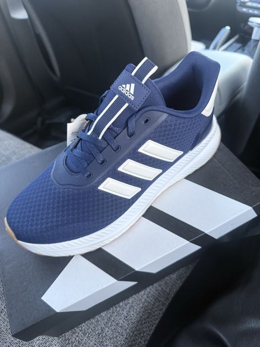 Продаю оригинальные кроссовки Adidas