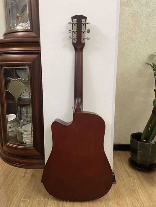 Продам акустическую гитару