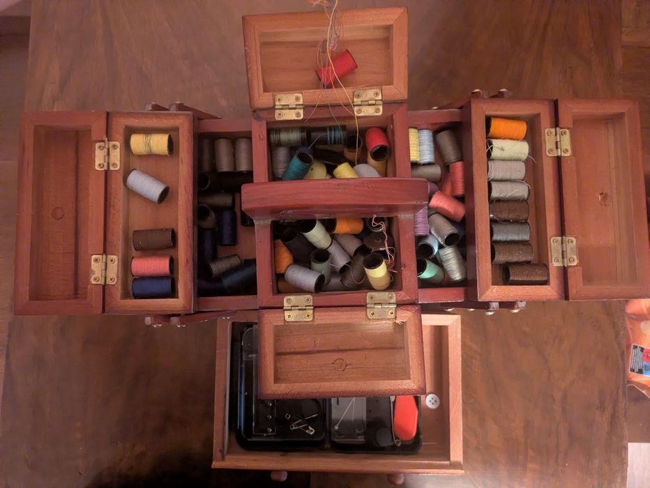 Trusă de cusut din lemn