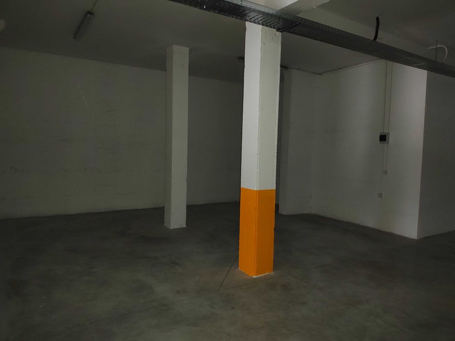 Дава се под наем Гараж / Паркомясто в Смолян, Нов център - 20 кв.м за 76.5 € - Снимка #2