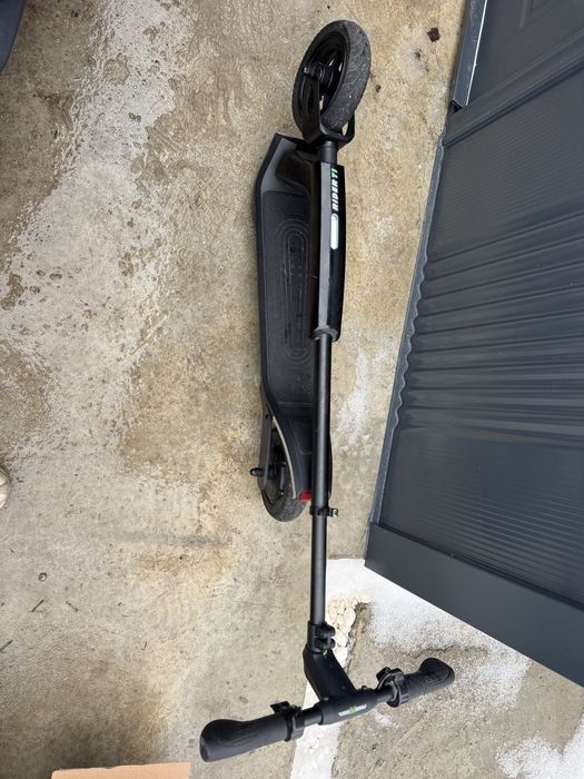 Trotineta electrica cu boxa bluetooth