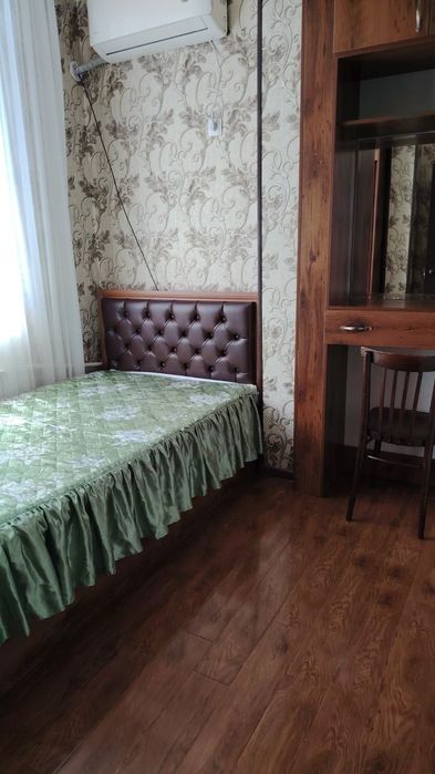 продается своя 1 ком перед в 2 ком на метро Юнусабад