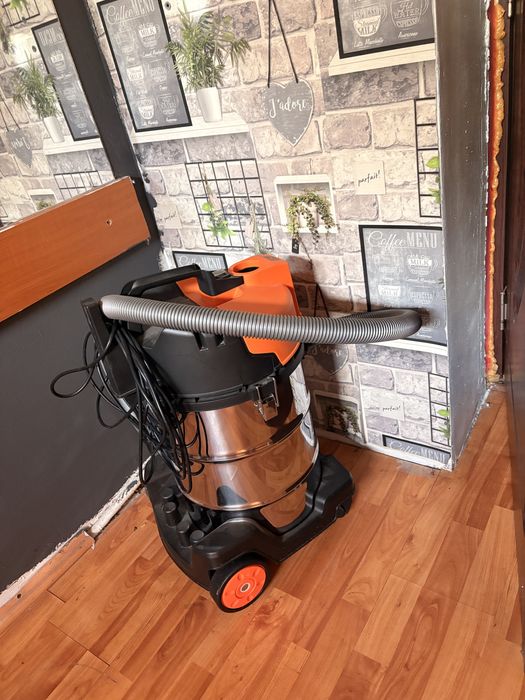 Aspirator profesional uscat, puternic, pe roți