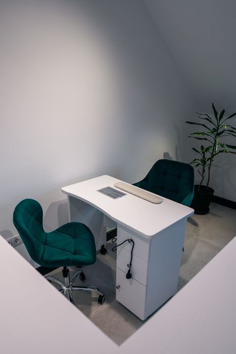 Inchiriem posturi de coafor & manichiura intr-un salon cosmetic modern