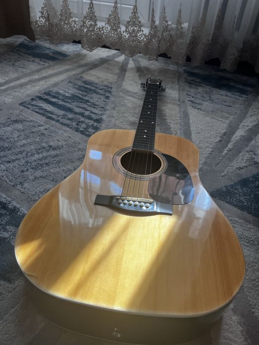 Акустическая гитара вместе с чехлом