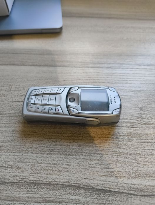 Telefoane vechi Nokia 6822- telefon colecție