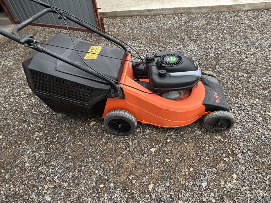 Vand 2 masina de tuns iarba husqvarna si new garda Italia