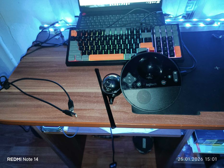Camera video conferințe Logitech cu cabluri și accesorii incluse