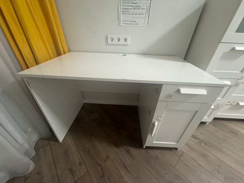 Продам стол и шкафчики