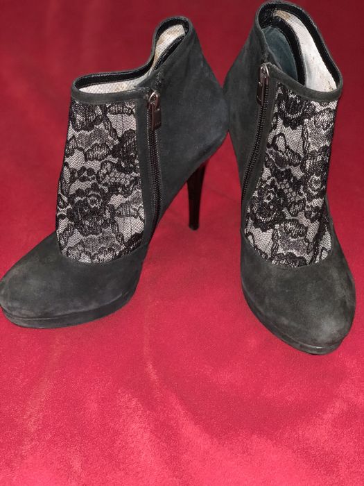 Botine piele intoarsa si dantela
