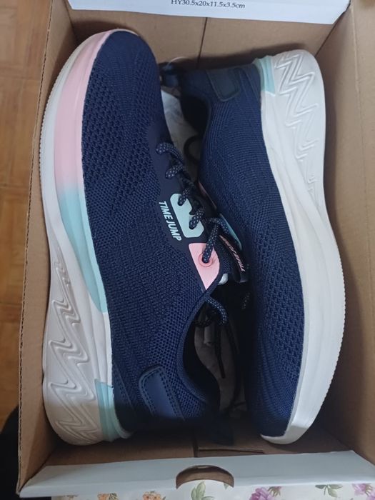 Продам кроссовку