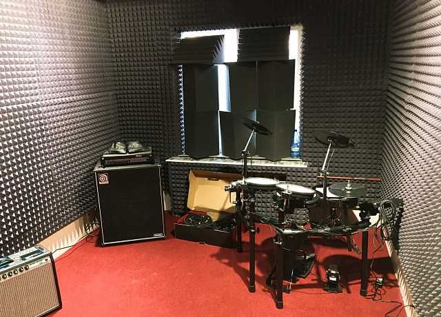 Акустические поролоны студия кинотеатр эхо шум звук шумоизоляция