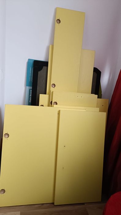 Urgent!!! Usi galbene de la mobila