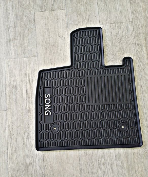 BVD SONG PLUSga Polik sifati yaxshi avtomabilda akuratniy turadi