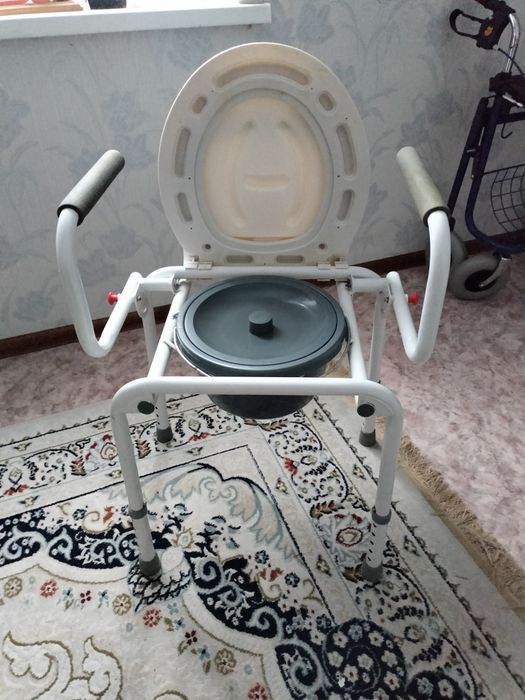 Продам кресло туалет