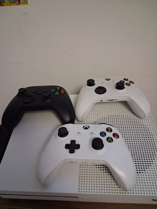 Xbox One S plus 3 controlere