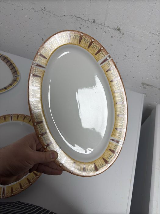 Чинии с битови елементи шевица