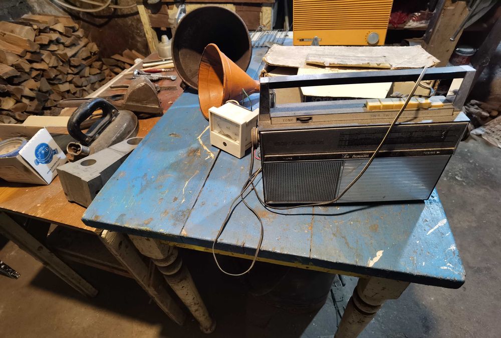 Продавам нещата от снимката-клещи за чапраз,ножици,радио,кафеварки