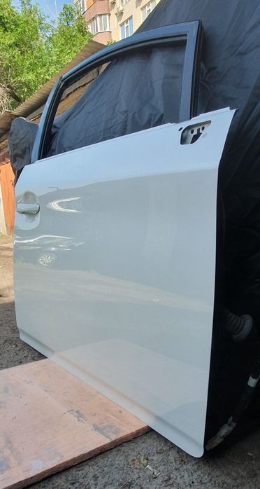 Дверь Prius передняя правая