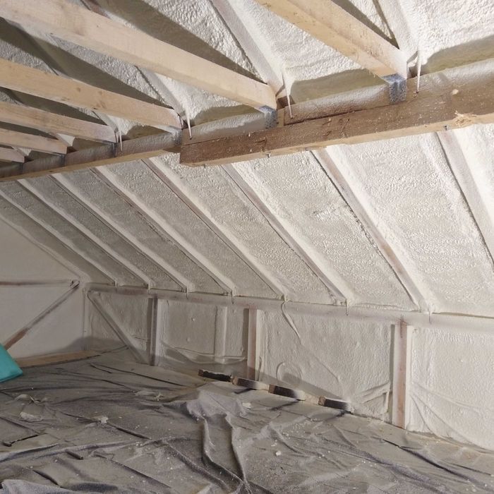 Izolații profesionale cu spuma poliuretanica și tratament lemn