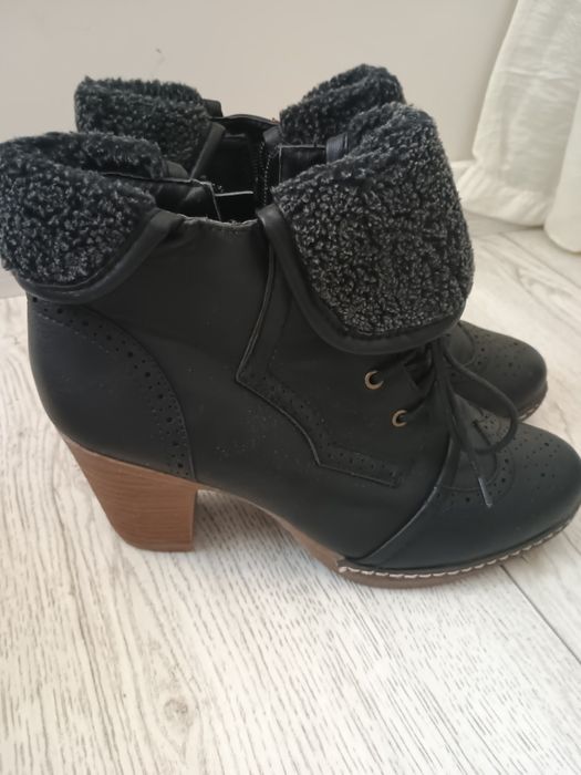 Дамски боти с нисък ток