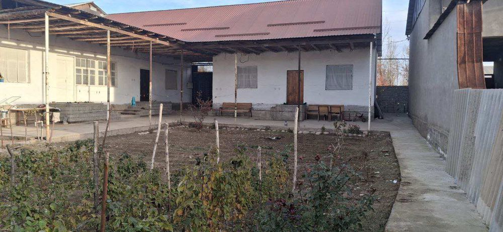 Уй жой срочна сотилади.