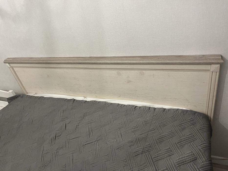 Двуспальная кровать